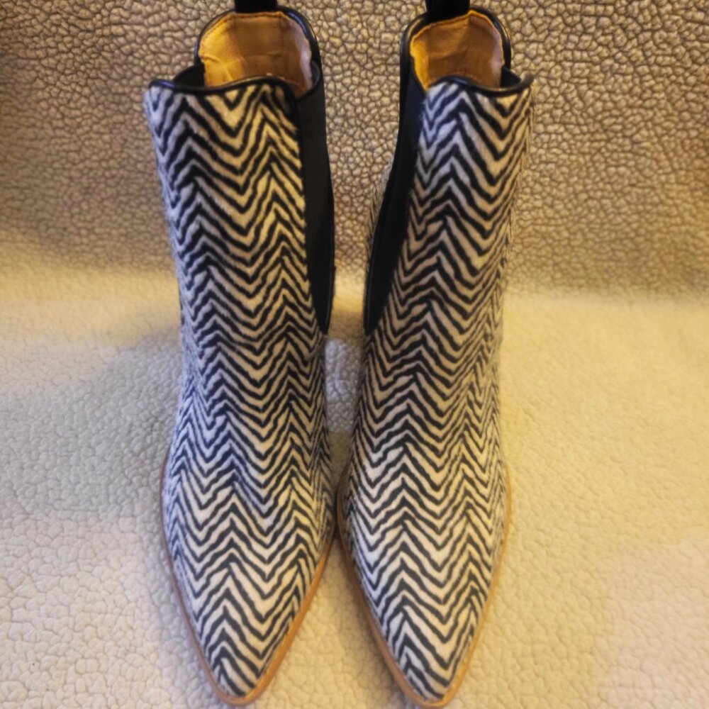 Oasis Society Esmee Black/White Faux Fur Patterned Chelsea Booties - Size 7.5 - Picture 2 of 9